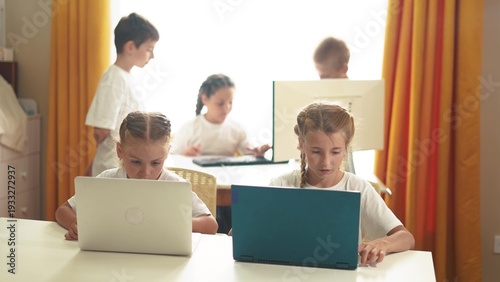 Valokuva children learn from home through computers