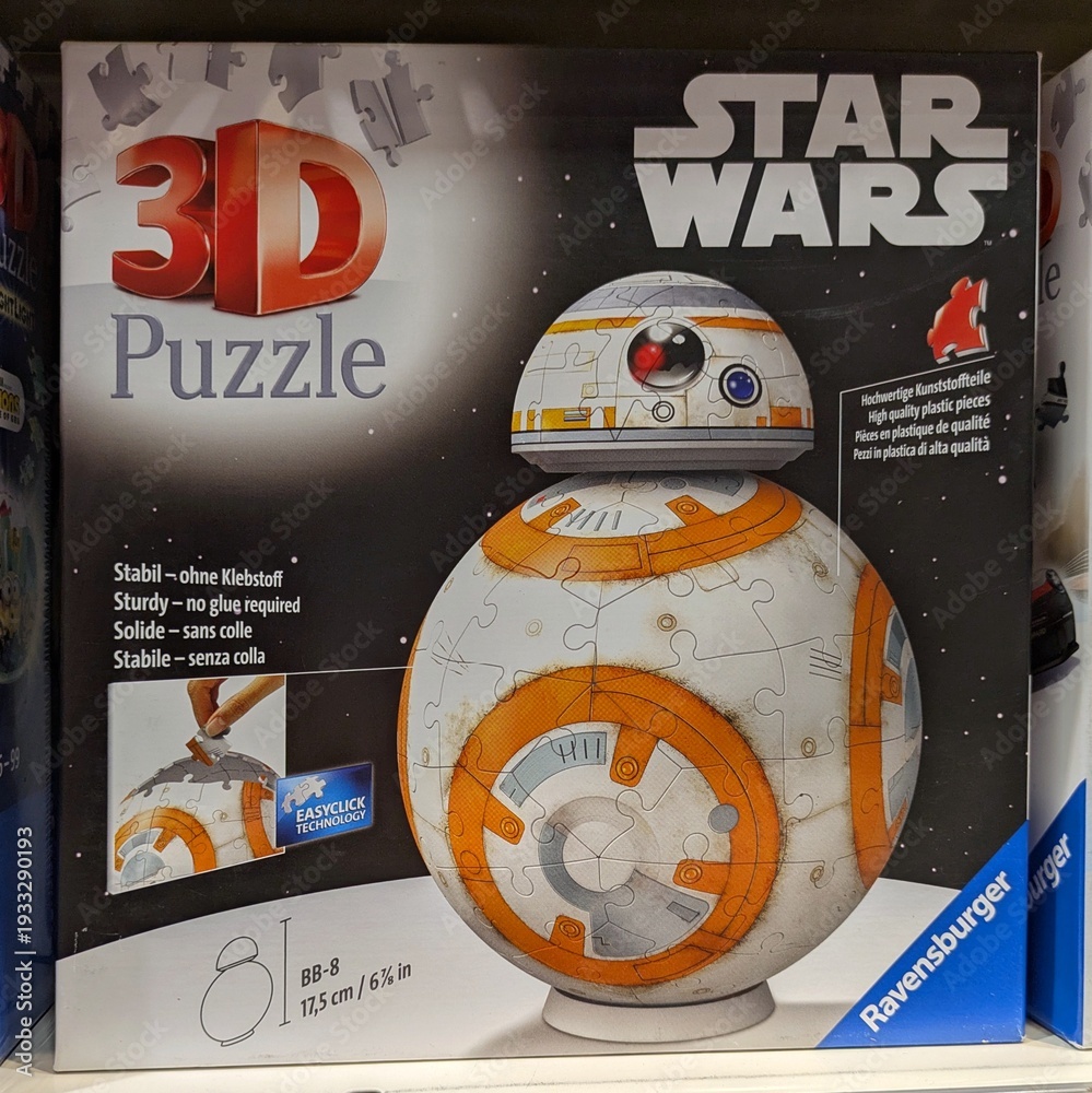 Obraz premium Caja de puzzle 3D de BB-8 de la saga Star Wars en estante de juguetería Toy Planet en Madrid, España, 7 de febrero de 2026
