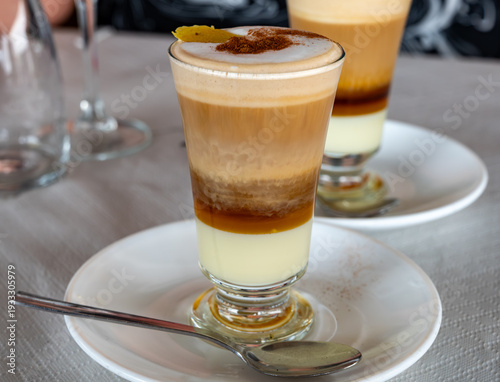 Foto Glasses of barraquito Canarian speciality coffee made with more layers, alcohol