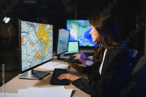 Fotografía Dispatcher monitoring logistics operations on multiple screens