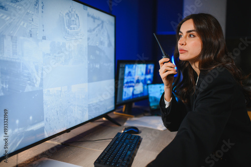 Bilde på lerret Security officer using walkie talkie monitoring surveillance system