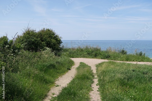 Vom 18 Meter hohen Bakelberg in Ahrenshoop auf der Halbinsel Fischland führt dieser Weg zurück zur Steilküste über der Ostsee. Es ist ein schöner Sommertag.