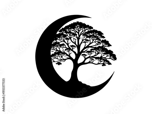 Ein stilisierter Baum wächst innerhalb einer großen Halbmondform. Das Motiv verbindet Natur mit Mystik und ruhiger Symbolik.KI Generiert