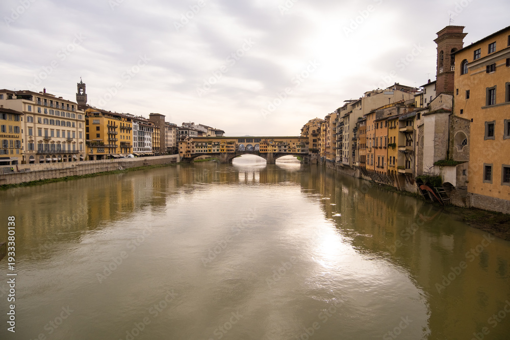 Fototapeta premium Picturesque view of the Arno River and Ponte Vecchio in Florence, Italy during the late afternoon light