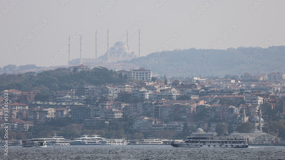 Fototapeta premium Panoramic view of Istanbul city showcasing its iconic skyline, historic architecture, and vibrant urban landscape in Turkey.