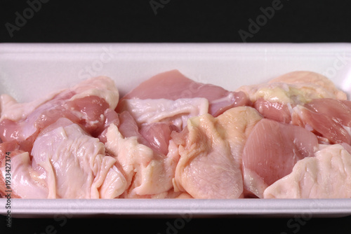 トレーに入った若鶏もも肉のブロック　クローズアップ