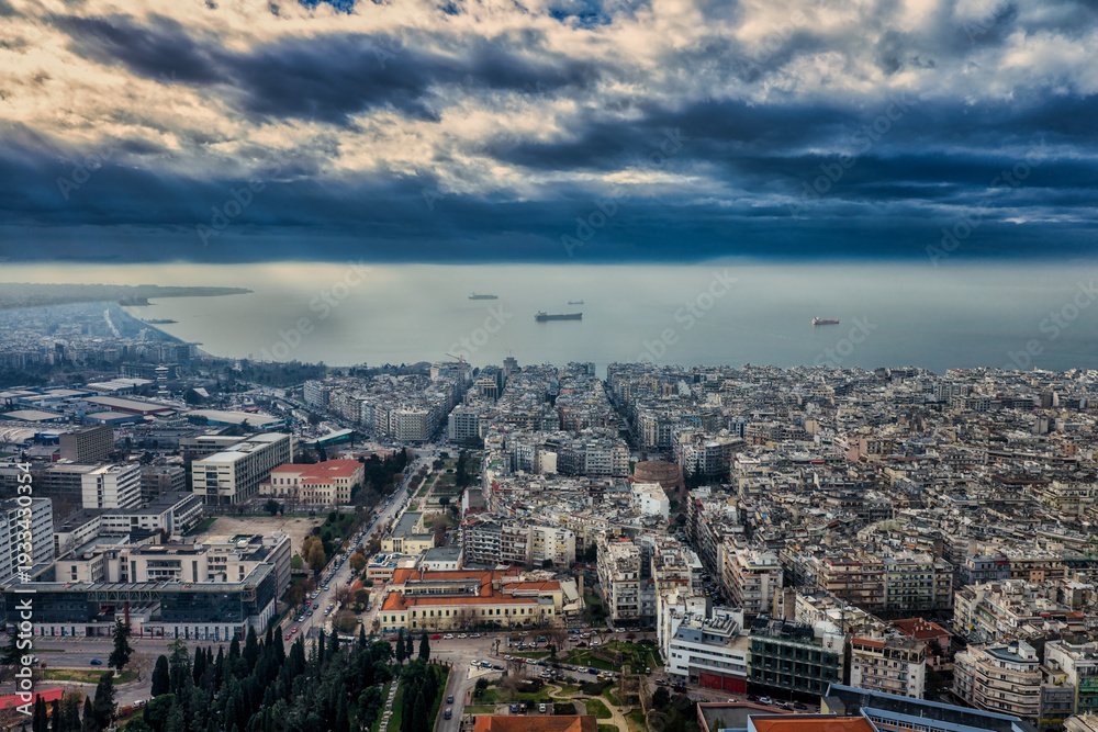 Obraz premium Aerial View of Thessaloniki City and Waterfront Under Dramatic Clouds