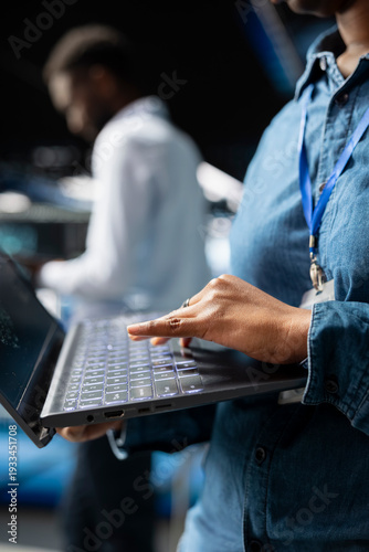 Tableau sur toile Close up of female supervisor overseeing staff doing AI automatization, machine learning for servers infrastructure