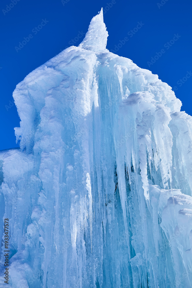 custom made wallpaper toronto digitalSchönes Eiskunstwerk mit großen Eiszapfen, in den österrischen Alpen.