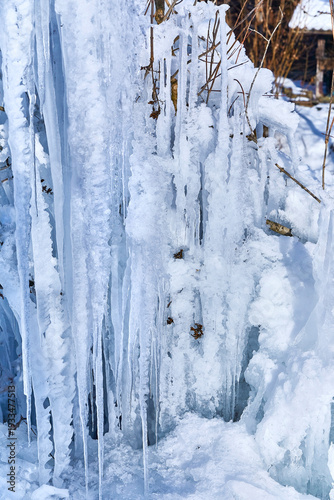Wallpaper Mural Schönes Eiskunstwerk mit großen Eiszapfen, in den österrischen Alpen. Torontodigital.ca