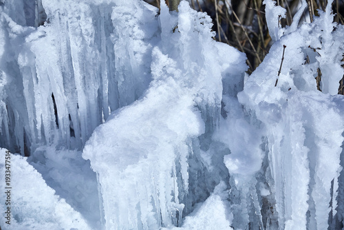 Wallpaper Mural Schönes Eiskunstwerk mit großen Eiszapfen, in den österrischen Alpen. Torontodigital.ca