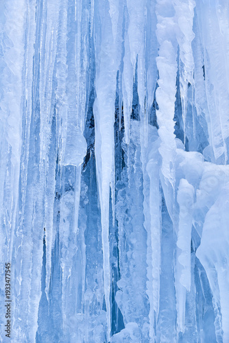 Wallpaper Mural Schönes Eiskunstwerk mit großen Eiszapfen, in den österrischen Alpen. Torontodigital.ca
