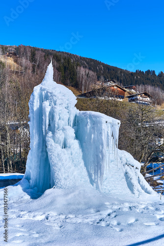 Wallpaper Mural Schönes Eiskunstwerk mit großen Eiszapfen, in den österrischen Alpen. Torontodigital.ca
