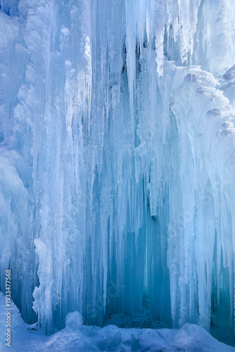 Wallpaper Mural Schönes Eiskunstwerk mit großen Eiszapfen, in den österrischen Alpen. Torontodigital.ca