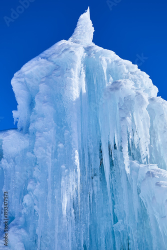 Wallpaper Mural Schönes Eiskunstwerk mit großen Eiszapfen, in den österrischen Alpen. Torontodigital.ca