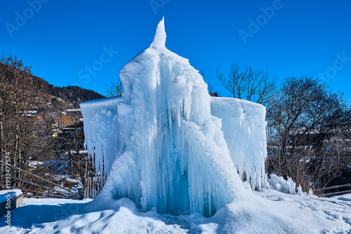 Wallpaper Mural Schönes Eiskunstwerk mit großen Eiszapfen, in den österrischen Alpen. Torontodigital.ca
