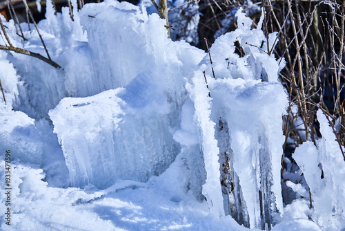 Wallpaper Mural Schönes Eiskunstwerk mit großen Eiszapfen, in den österrischen Alpen. Torontodigital.ca