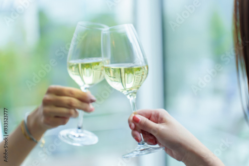 Wallpaper Mural グラスを持って乾杯をするカップルの手元 Torontodigital.ca