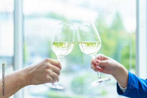 Wallpaper Mural グラスを持って乾杯をするカップルの手元 Torontodigital.ca