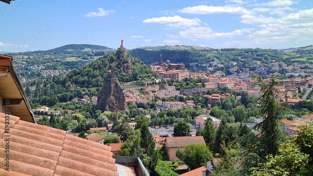 Obraz premium Le Puy-en-Velay, le rocher Corneille, Notre-Dame du Puy et le rocher Saint-Michel d'Aiguilhe vus depuis la route de Polignac