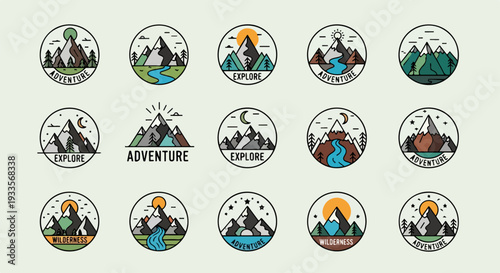 山々、川、森林、太陽、月をモチーフにした、アウトドアや冒険の精神を表現するミニマルなラインアートスタイルの円形ロゴとバッジのコレクションイラスト。旅行、探検、自然愛好家向けのエンブレムデザイン。