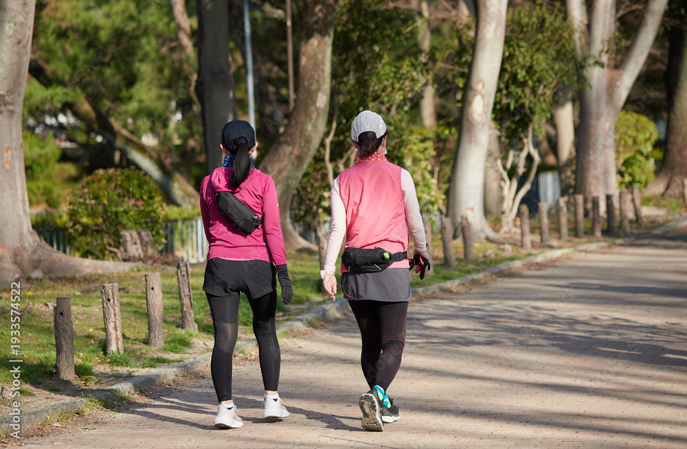 Fototapeta premium 春の名城公園でジョギングする若い女性たちの姿