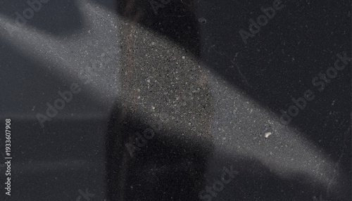 控えめなグレーの影がある黒御影石の背景素材 洗練されたモダンなテクスチャ