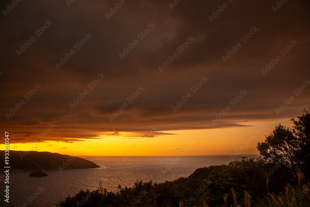 Obraz premium 奄美大島の冬の海の夕景