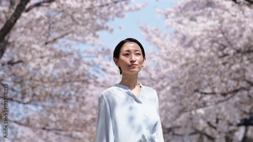 満開の桜と女性　スローモーション