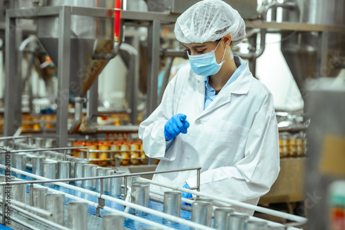 Quadro su tela Food safety inspector observe canned seafood samples on production line while holding checklist inside regulated processing plant, ensuring HACCP compliance and contamination prevention standards