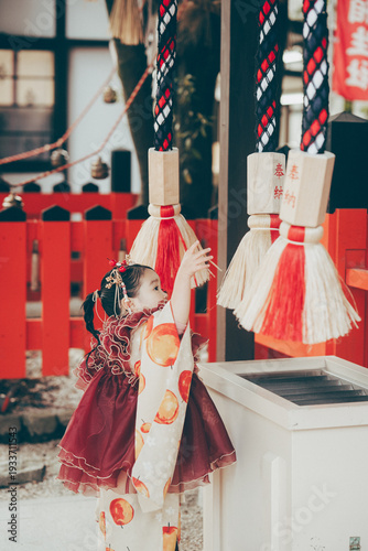 фотографія 神社の鈴を鳴らす七五三の女の子