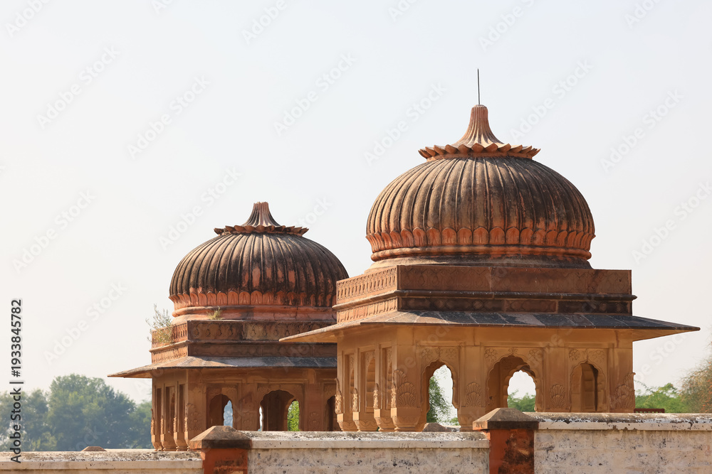 Obraz premium Indian historic chhatri domes (Cenotaphs) architecture against sky in Bikaner, Rajasthan, India.