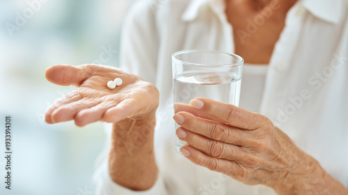 薬を飲む高齢の女性の手元クローズアップ｜ヘルスケア・メディカル・介護
