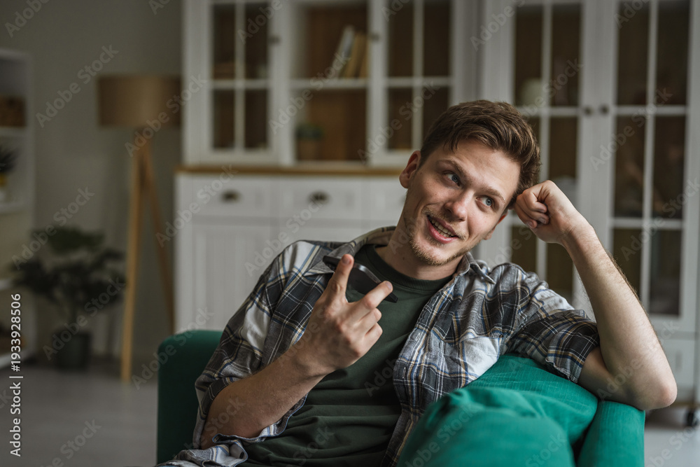 Obraz premium Young man using smart phone for voice message