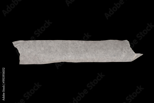 Tira de cinta de carrocero blanca sobre fondo negro aislada con bordes rasgados.