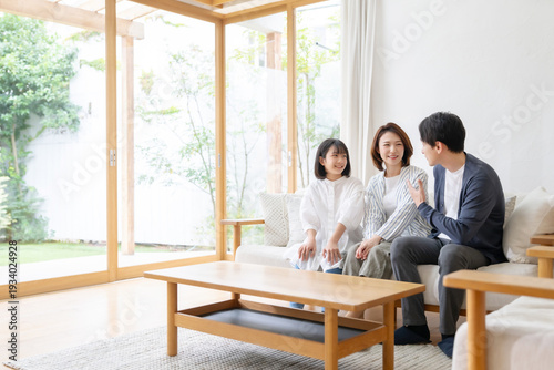 Fotografía リビングで話す家族
