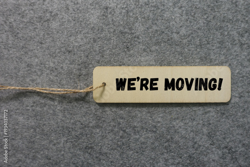 Foto Wooden tag announcing we are moving for a new beginning