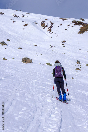 Sci alpinismo. Donna sale ripidi pendii con gli sci. Realp (CH), Furkapass
