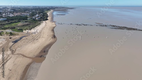 Desembocadura del río Guadalquivir en la playa de Bajo de Guía en Sanlúcar de Barrameda, Andalucía	