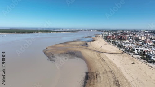 Desembocadura del río Guadalquivir en la playa de Bajo de Guía en Sanlúcar de Barrameda, Andalucía	