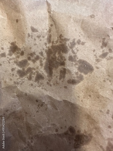 Braune Flecken auf braunem Papier – abstrakte organische Struktur Hintergrund