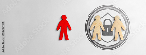 Foto A red human figure stands excluded from a protective circle containing two wooden figures, a shield, and a padlock icon