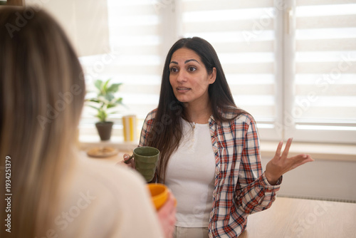 Cuadro en lienzo Women having disagreement and argument in kitchen
