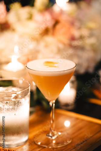 Foto Close up of a foaming cocktail in a martini glass at a candlelit bar