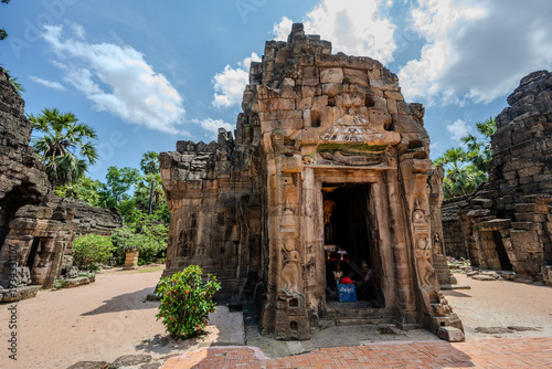 Quadro em tela Ancient stone entrance of Prasat Phnom Chisor temple in rural Cambodia