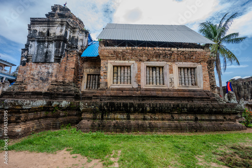 Fotografi Ancient brick temple with stone baluster windows in Kampong Cham