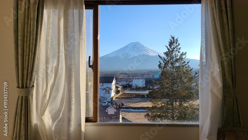 窓から富士山