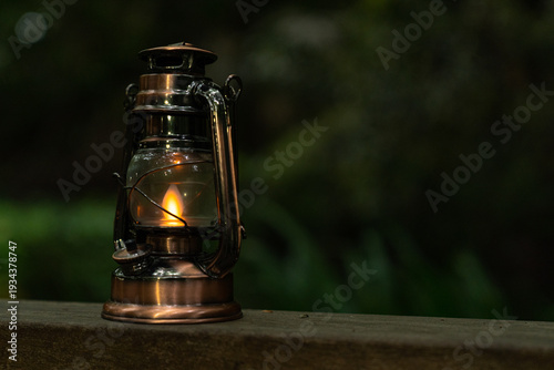 森の中に置かれたアンティークランタン