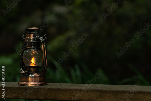 森の中に置かれたアンティークランタン