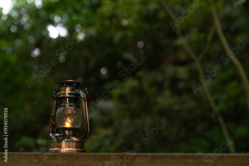 森の中に置かれたアンティークランタン